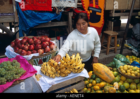 Frau Standbesitzer Verkauf von Obst in Pisac Markt, Pisac, in der Nähe von Cusco, Peru Stockfoto