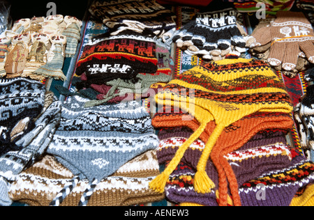 Bunte wollenen Mützen für den Verkauf auf Stall in Pisac Markt, Pisac, Peru Stockfoto