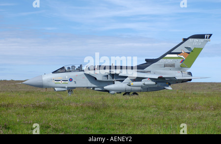 Panavia GR4 Tornado auf Taxiway an RAF Lossiemouth, Moray. Schottland.  Anmeldung ZA 543 XAV-544 Stockfoto