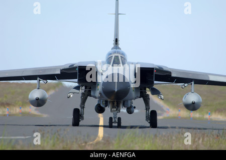 Panavia GR4 Tornado auf Taxiway an RAF Lossiemouth, Moray. Schottland.  XAV-546 Stockfoto