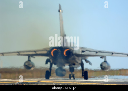 Panavia Tornado der GR4 auf volle Nachbrenner für ausziehen.   XAV-588 Stockfoto