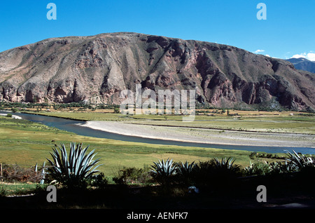 Berg und Fluss in der Nähe von Maras Salzminen, Maras, in der Nähe von Cusco, Peru Stockfoto