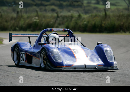 Bill Gowdy von Banbridge in seinem Sportwagen Blau Silber 1 5 Radical SR3 bei Kirkistown Schaltung County down Northern Irland Stockfoto