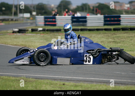 Kris Loane aus Kesh steigt aus seinem abgestürzten blau Van Diemen RF92 Formel Ford FF 1600 bei Kirkistown Schaltung County down Stockfoto