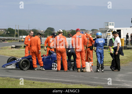 blue Van Diemen RF92 Formel Ford FF 1600 mit Marshalls und Fahrer Kirkistown Schaltung Grafschaft stürzte Stockfoto