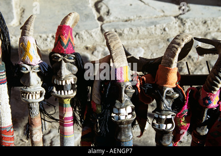 Geschnitzte Holz-Walking-Stöcke auf dem Markt, Ollantaytambo, Heilige Tal der Inkas, in der Nähe von Cusco, Peru Stockfoto