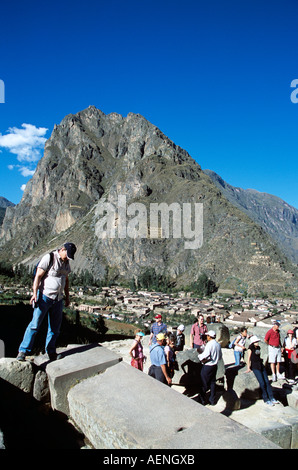 Pinkuylluna Berg- und Touristen, Ollantaytambo, Heilige Tal der Inkas, in der Nähe von Cusco, Peru Stockfoto