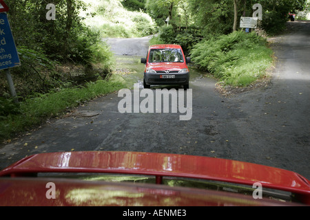 Blick von der Rückseite des Autos der Post van verlassen Stream Ford Insel Man IOM Stockfoto