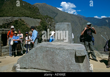 Inkaruinen Machu Picchu, Intihuatana Hitching Post der Sonne und Besuchern, Machu Picchu, Peru Stockfoto