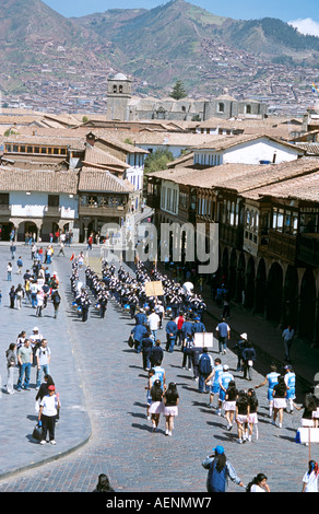 Blaskapelle marschiert in Plaza de Armas in Cusco, Peru Stockfoto