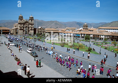 Sport-Teams paradieren in Plaza de Armas und Iglesia La Compania de Jesus, Cusco, Peru Stockfoto