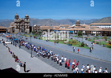 Sport-Teams paradieren in Plaza de Armas und Iglesia La Compania de Jesus, Cusco, Peru Stockfoto