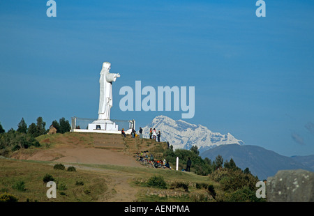 Statue von Jesus Christus, Ausangate Berg, Foto von Sacsayhuaman Inka-Ruinen in der Nähe von Cusco, Peru Stockfoto