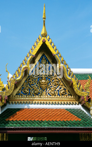 Kunstvollen bunten Dach Detail auf ein Gebäude, Grand Palace, Bangkok, Thailand Stockfoto