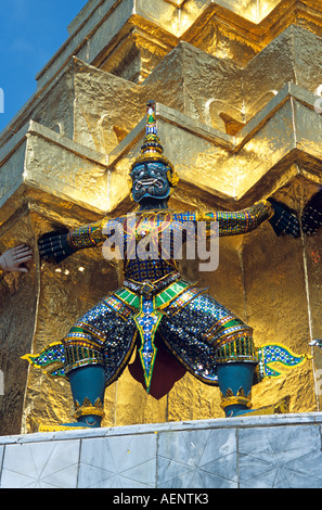 Guardian mythischen Dämon unterstützen goldene Chedi, Grand Palace, Bangkok, Thailand Stockfoto