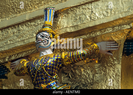 Guardian mythischen Dämon unterstützen goldene Chedi, Grand Palace, Bangkok, Thailand Stockfoto