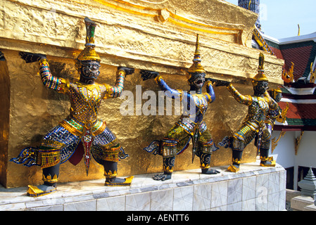 Guardian mythischen Dämonen unterstützt goldene Chedi, Grand Palace, Bangkok, Thailand Stockfoto