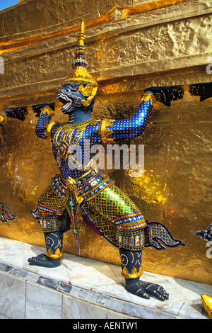 Guardian mythischen Dämon unterstützen goldene Chedi, Grand Palace, Bangkok, Thailand Stockfoto