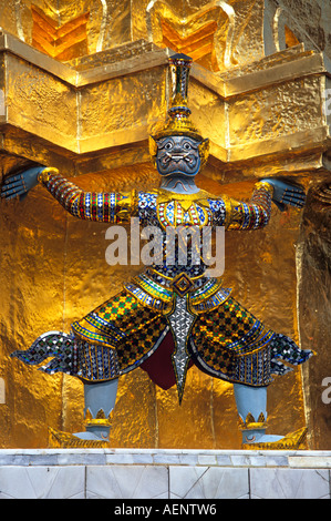 Guardian mythischen Dämon unterstützen goldene Chedi, Grand Palace, Bangkok, Thailand Stockfoto