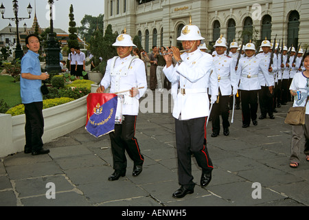 Soldaten in einer Militärkapelle marschiert, Grand Palace, Bangkok, Thailand Stockfoto