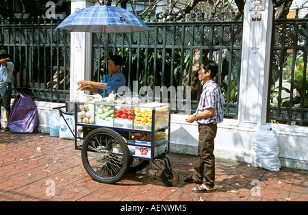 Straßenhändler verkaufen frisches gekühltes Obst aus mobilen Marktstand, Bangkok, Thailand Stockfoto