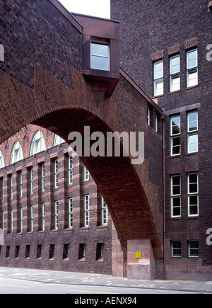 Frankfurt-Hoechst, Hoechst AG, Verwaltungsgebäude von Peter Behrens, Brücke Stockfoto