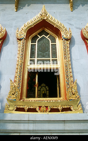 Fenster in den Marmor-Tempel, Wat Benchamabophit, Bangkok, Thailand Stockfoto