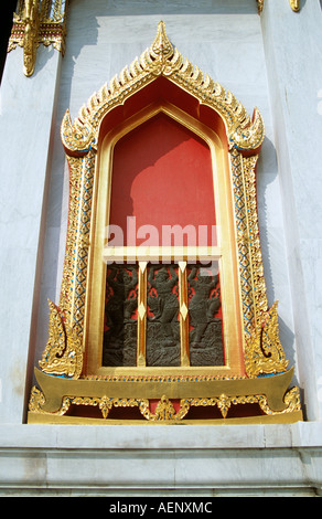 Fenster in den Marmor-Tempel, Wat Benchamabophit, Bangkok, Thailand Stockfoto