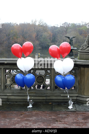 Roten weißen und blauen Ballons im Central Park in New York Stockfoto