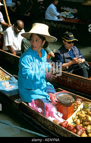 Frau verkaufen produzieren, schwimmenden Markt von Damnoen Saduak, Provinz Ratchaburi, in der Nähe von Bangkok, Thailand Stockfoto