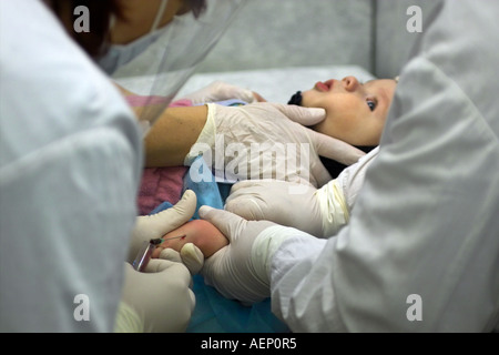 Junge russische Kind Blutprobe auf HIV zu testen. Stockfoto