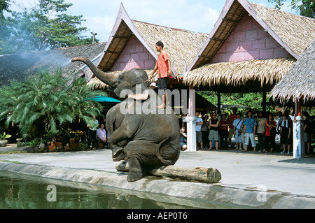 Durchführung der Elefant bläst Wasser, Riverside Rosengarten, Schulkind Nakorn Pathom, in der Nähe von Bangkok, Thailand Stockfoto