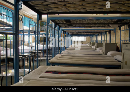 Studentenwohnheim in Saratow Gefängnis, Russland, mit Reihen von enger gepackten Kojen Stockfoto