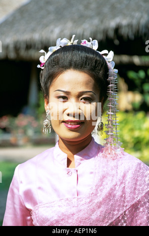 Junge Tänzerin, posieren, Riverside Rosengarten, Schulkind Nakorn Pathom, in der Nähe von Bangkok, Thailand Stockfoto