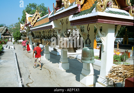 Gläubige, die Glocken, Tempel Wat Phra Phutthabat, (Wat Phra Buddhabat), in der Nähe von Lopburi, Provinz Saraburi, Thailand Stockfoto