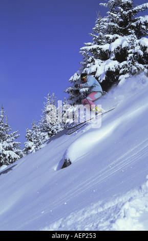 Archiv Foto (ca. 1980) eines Skifahrers in perfekter Pulverschnee am französischen Skigebiet von Méribel im Bereich der drei Täler Stockfoto