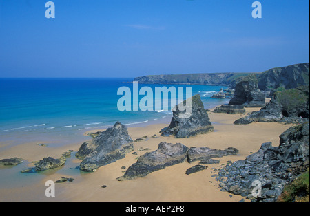 Leerer Strand mit Felsen Stacks am Bedruthan Steps Cornwall England GB UK EU Europa Stockfoto