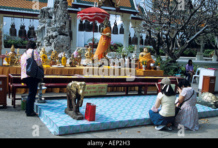 Gläubige beten, Wat Phra Phutthabat Tempel (Wat Phra Buddhabat), in der Nähe von Lopburi, Provinz Saraburi, Thailand Stockfoto