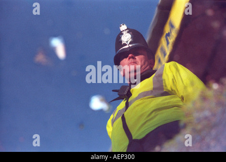 POLIZIST LOOKS AT SEIN SPIEGELBILD IN EINER PFÜTZE MIDDLESBROUGH FOOTBALL CLUB OBLIGATORISCH CREDIT MICHAEL CRAIG Stockfoto