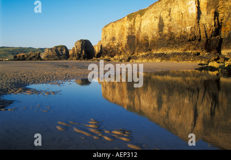 Niedrige Abendlicht am Strand von Perranporth Cornwall England GB UK EU Europa Stockfoto