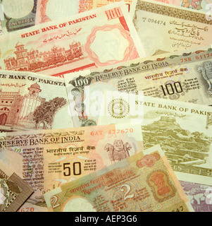 Reisen Geld Haufen von Banknoten aus Indien-Pakistan Stockfoto