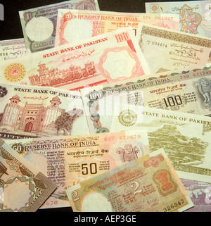 Reisen Geld Haufen von Banknoten aus Indien-Pakistan Stockfoto