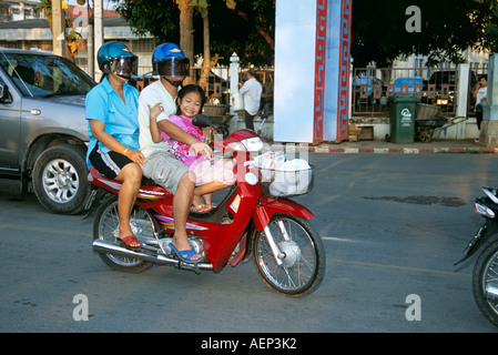 Eltern und Tochter sitzen auf dem Motorrad, Phitsanulok, Thailand Stockfoto