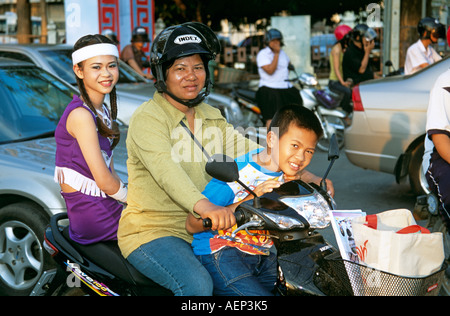 Mutter und Kinder sitzen auf dem Motorrad, Phitsanulok, Thailand Stockfoto