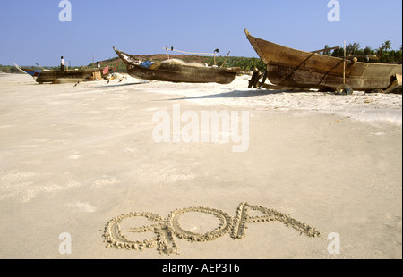Indien Goa Goa geschrieben in Sand mit Fischerbooten Stockfoto