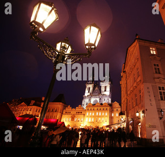 REISE Prag Reise Prag Tschechische Republik Menschen Im Regen Auf Dem Altstaedter Ring in der Prager Innenstadt Stockfoto