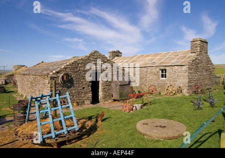 dh Bauernhof Museum CORRIGALL ORKNEY Bauernhaus Gebäude Mühlrad Ackergeräte Stockfoto