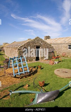 dh Bauernhof Museum CORRIGALL ORKNEY Bauernhaus Gebäude Mühlrad Farm implementiert Pflug Mühlstein Stockfoto