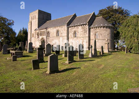 dh St Cuthberts Kirk DALMENY LOTHIAN schottische romanische normannische Kirche Friedhofsgrabsteine Gräber schottland Stockfoto
