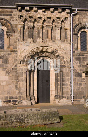 dh St Cuthberts Kirk DALMENY LOTHIAN Scottish South Tür mit Geschnitzter Bogeneingang zur romanischen normannischen Kirche Tor schottland Stockfoto